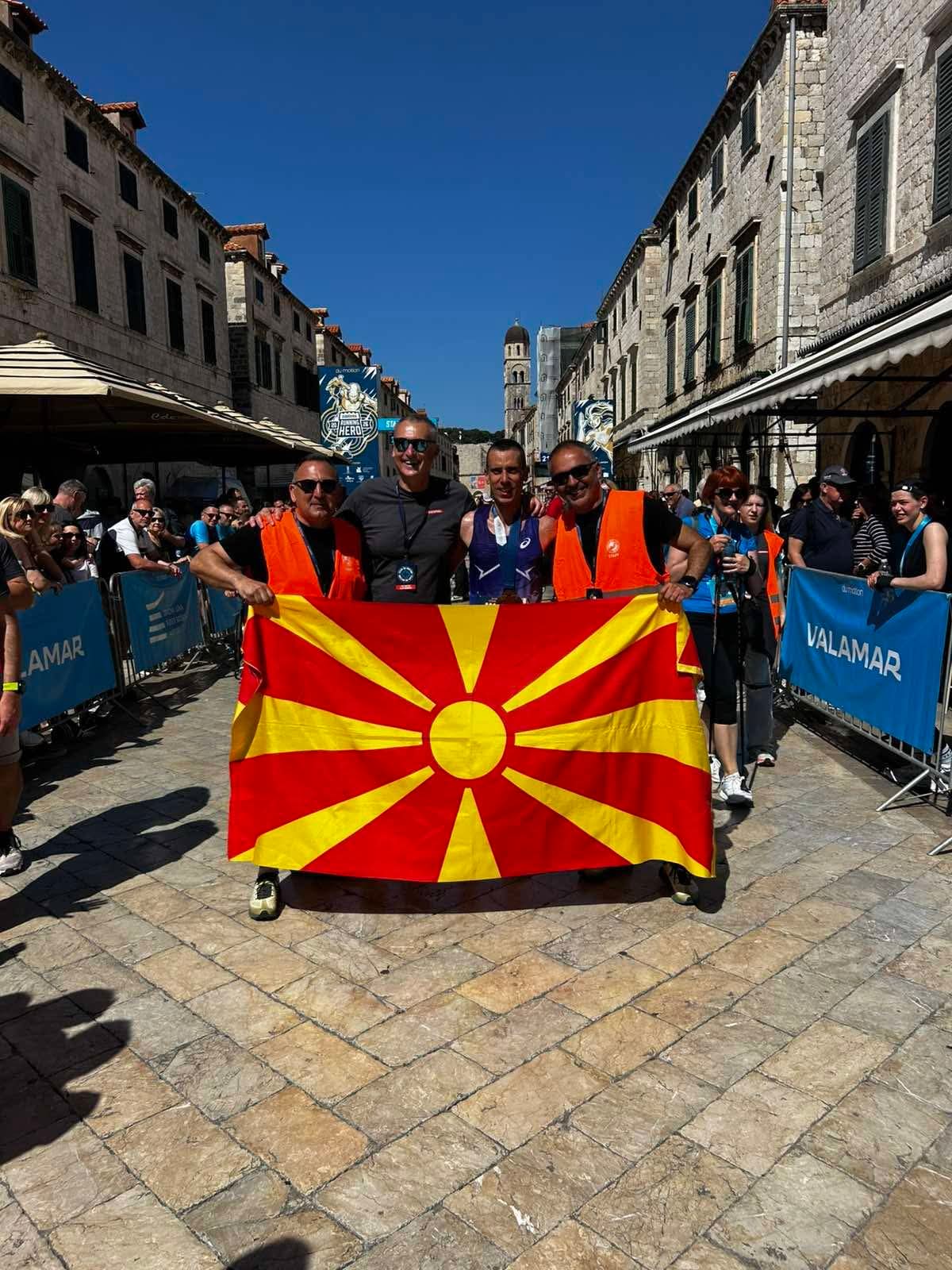 (ВИДЕО)ДАРИО ИВАНОВСКИ СО МАКЕДОНСКО ЗНАМЕ ПОБЕДНИЧКИ ГО ЗАВРШИ ПОЛУМАРАТОНОТ ВО ДУБРОВНИК