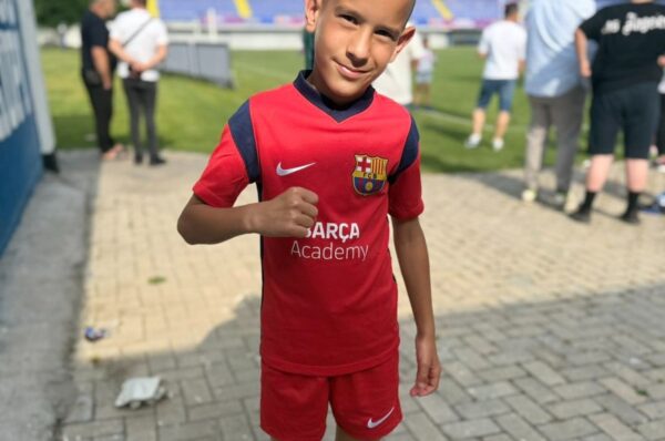 МАКЕДОНСКИОТ ВУНДЕРКИД, ДАРИЈАН ГАЛЕВСКИ БЛЕСКА ВО ХРВАТСКАТА АКАДЕМИЈА НА БАРСЕЛОНА – ВЕЧЕРВА ИГРААТ ЗА ТРОФЕЈ НА BARCELONA ACADEMY WORLD CUP 2026