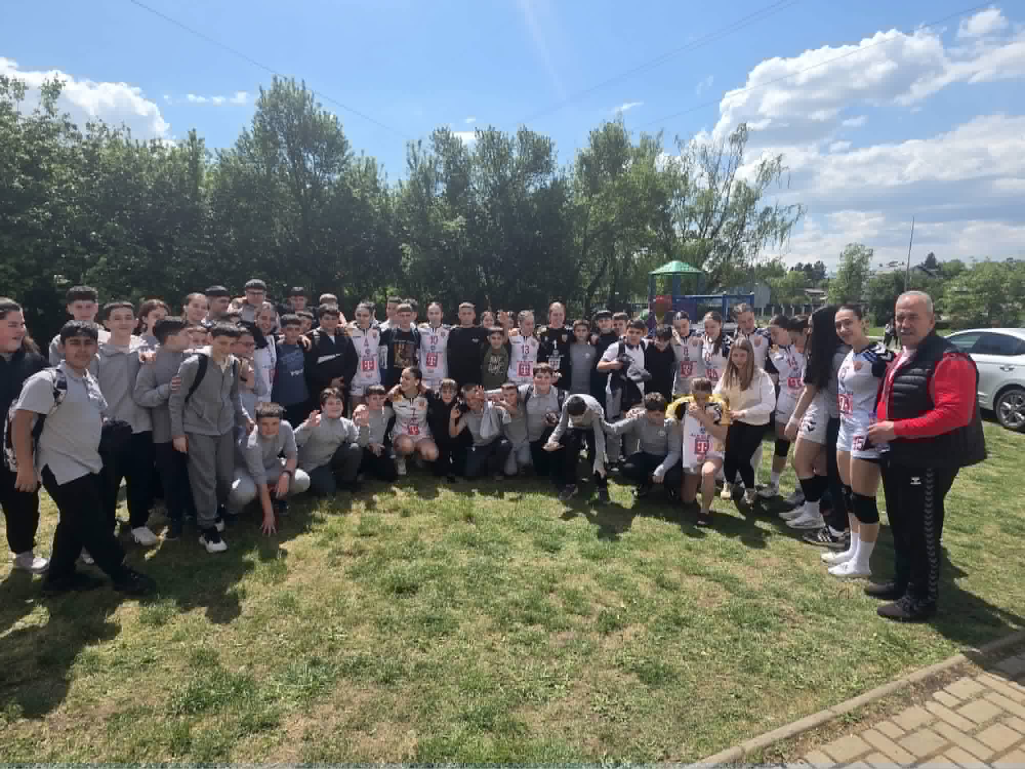 УБАВИ СЦЕНИ ОД СВЕТСКОТО УЧИЛИШНО ПРВЕНСТВО ВО РАКОМЕТ: НАЈМЛАДИТЕ ФАНОВИ СО НАЈИСКРЕНИ ЧЕСТИТКИ