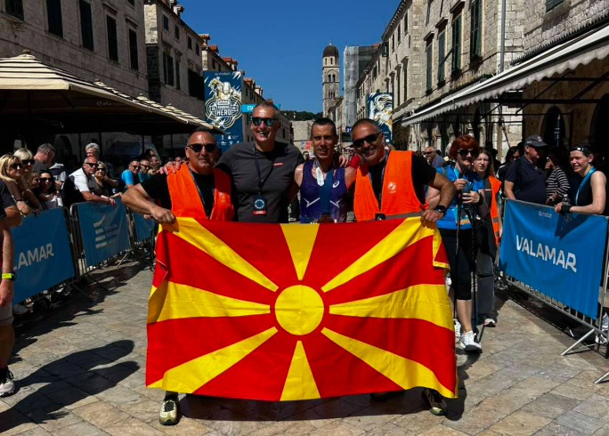 (ВИДЕО)ДАРИО ИВАНОВСКИ СО МАКЕДОНСКО ЗНАМЕ ПОБЕДНИЧКИ ГО ЗАВРШИ ПОЛУМАРАТОНОТ ВО ДУБРОВНИК